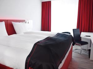 Postel nebo postele na pokoji v ubytování DORMERO Hotel Darmstadt