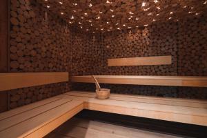 Habitación con sauna y pared de madera. en Boutique Hotel Glacier en Grindelwald