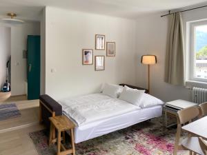 sypialnia z łóżkiem, stołem i oknem w obiekcie Appartements Steiner - SKI IN - SKI OUT w mieście Zell am See
