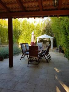 Ein Garten an der Unterkunft Quiet apartment in a private house - close to center, parking, pet friendly