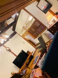 - un salon avec une table et une chaise dans l'établissement 隠れや古民家の宿 えんや 天然温泉露天風呂付きの貸別荘, à Nasu