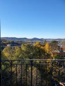 einen Balkon mit Blick auf die Laub des Herbstes in der Unterkunft Salorino Apartments by Quokka 360 - with a view of nature in Mendrisio