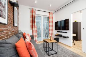 Telewizja i/lub zestaw kina domowego w obiekcie Movie Jacuzzi Apartment at the Main Station by Noclegi Renters