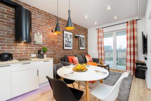 Kuchnia lub aneks kuchenny w obiekcie Movie Jacuzzi Apartment at the Main Station by Noclegi Renters