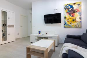 Televízia a/alebo spoločenská miestnosť v ubytovaní Santa María FreshApartments