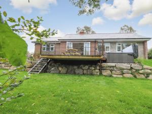 Casa con terraza y pared de piedra en Ger Yr Afon Cottage, en Rhayader