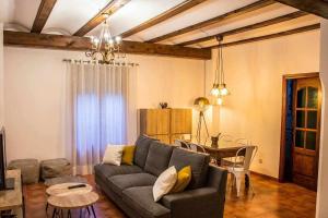 A seating area at Casa Jarreta Centro Albarracin