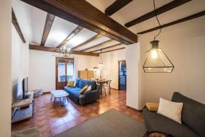 A seating area at Casa Jarreta Centro Albarracin