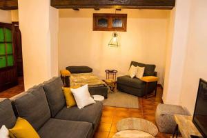 ein Wohnzimmer mit einem Sofa und einem Tisch in der Unterkunft Casa Jarreta Centro Albarracin in Albarracín