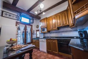 A kitchen or kitchenette at Casa Jarreta Centro Albarracin