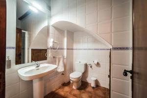 A bathroom at Casa Jarreta Centro Albarracin