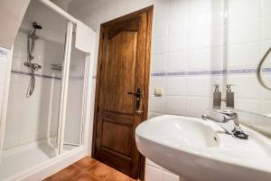 A bathroom at Casa Jarreta Centro Albarracin