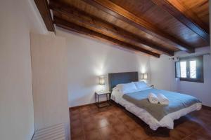 Giường trong phòng chung tại Casa Jarreta Centro Albarracin