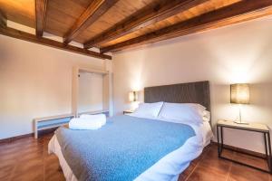 A bed or beds in a room at Casa Jarreta Centro Albarracin