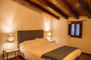 A bed or beds in a room at Casa Jarreta Centro Albarracin