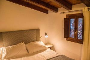 A bed or beds in a room at Casa Jarreta Centro Albarracin