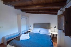 A bed or beds in a room at Casa Jarreta Centro Albarracin