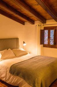 A bed or beds in a room at Casa Jarreta Centro Albarracin