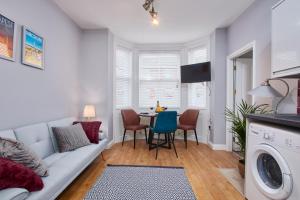uma sala de estar com um sofá e uma mesa em Delven House, Apartment 3 em Castle Donington