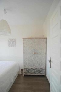 ロダルキラルにあるLa Gata Azul Rodalquilarの白いベッドルーム(ベッド1台、ドア付)