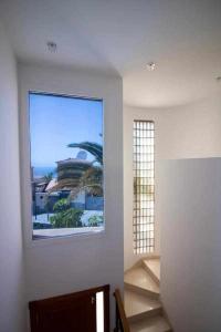 een kamer met een foto van een palmboom op de muur bij Moon Villa Los Gigantes in Puerto de Santiago