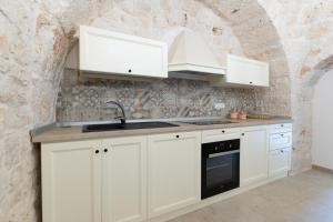 A kitchen or kitchenette at Trulli in Vigna
