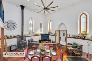ein Wohnzimmer mit einem Tisch und Stühlen in der Unterkunft 'THE CHURCH' Guest Home, Gawler Barossa Region in Willaston