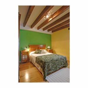 A bed or beds in a room at Apartamento La Casa del Abuelo Justo Még 37 kép