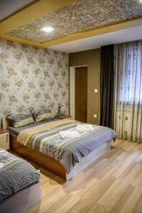 Un dormitorio con una cama grande y una ventana en Villa Murite en Sapareva Banya