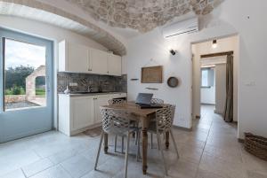 A kitchen or kitchenette at Trulli in Vigna
