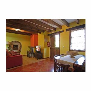 A television and/or entertainment centre at Apartamento La Casa del Abuelo Justo