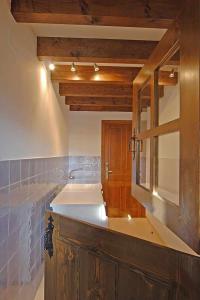 A bathroom at Apartamento La Casa del Abuelo Justo