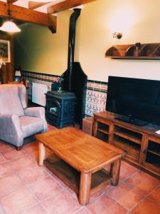 TV a/nebo společenská místnost v ubytování Apartamentos Los Rosales de Isabel + 9 fotografií