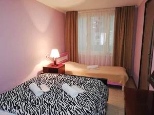 um quarto de hotel com duas camas e uma janela em Bella Apartment em Tbilisi