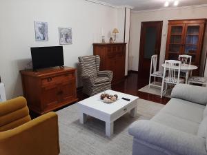 un soggiorno con divano e tavolino da caffè di Saron Centro a Sarón