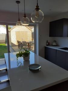 Una cocina o cocineta en HAYLE modern detached house near beaches Cornwall