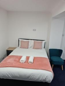1 dormitorio con 1 cama y 1 silla azul en Wns Hotel Canary Wharf, en Londres
