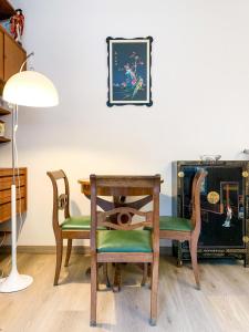 uma sala de jantar com mesa e cadeiras em Apartamento Perfección al lado de Caldea em Escaldes-Engordany