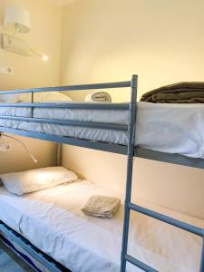 מיטה או מיטות קומותיים בחדר ב-Apartamento Perfección al lado de Caldea