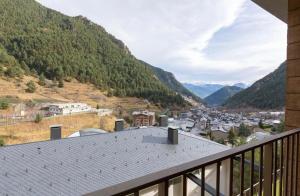 a balcony with a view of a town and mountains at Apartamento moderno El Bosque en Arinsal in Arinsal