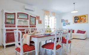 uma sala de jantar com mesa e cadeiras em Villa Le Rasce em Leuca