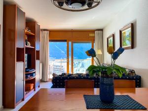 a living room with a vase with flowers on a table at Apartamento Manhattan en el centro in Escaldes-Engordany
