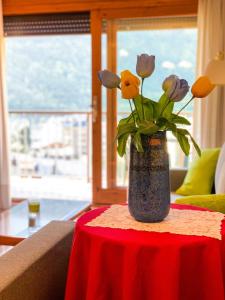 eine Vase voller Blumen auf einem Tisch in der Unterkunft Apartamento Manhattan en el centro in Escaldes-Engordany