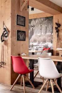 une salle à manger avec une table et des chaises rouges dans l'établissement Willa Klimkówka, à Zakopane