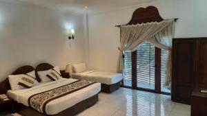 Cama o camas de una habitación en Royal Kandyan Hotel