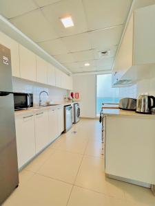 Кухня или мини-кухня в Luxurious 2 bedroom Beachfront Apartment - direct seaview
