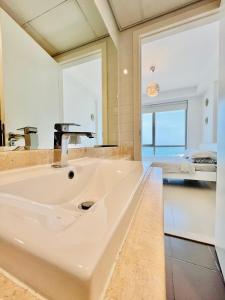 Et bad på Luxurious 2 bedroom Beachfront Apartment - direct seaview
