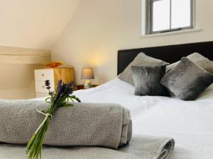 1 dormitorio con 1 cama con 2 almohadas en Silverwood Coach House en Frome