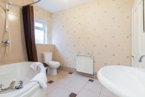 Kupatilo u objektu Mountsorrel House - Spacious 5bed in Leicester Ideal for Families and Contractors