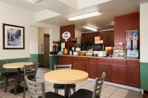 A restaurant or other place to eat at Super 8 by Wyndham Salmon